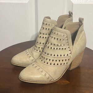 Mi.iM 'Trixi' Ankle Heeled Booties - Cream Color‎ - 3" Rise Heel - Sz 6 - EUC